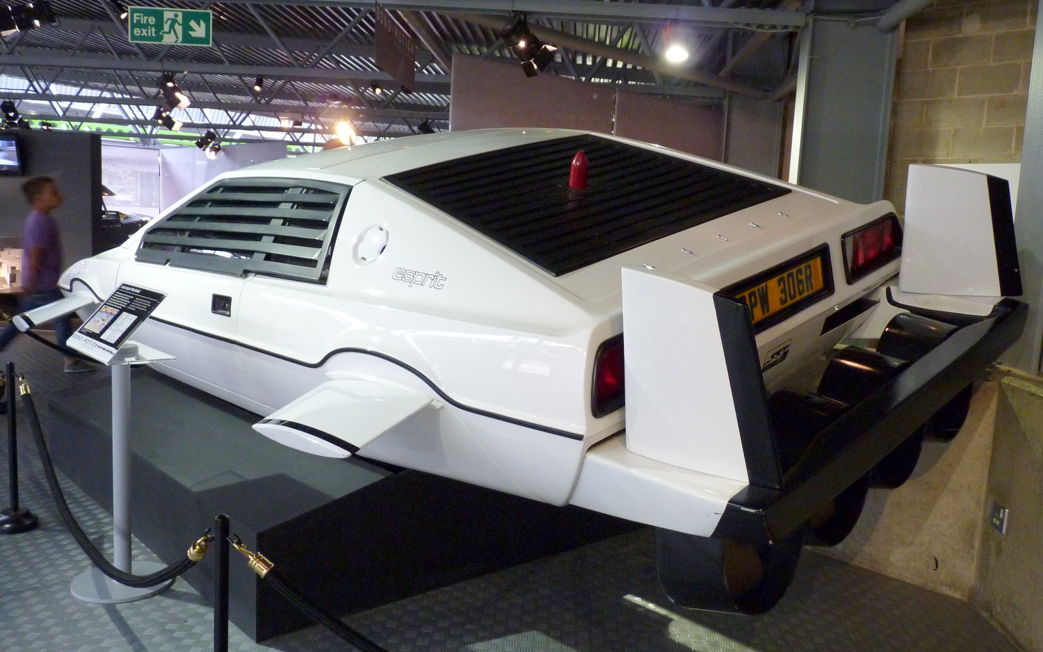 james-bond-lotus-esprit-submarine-rear.jpg