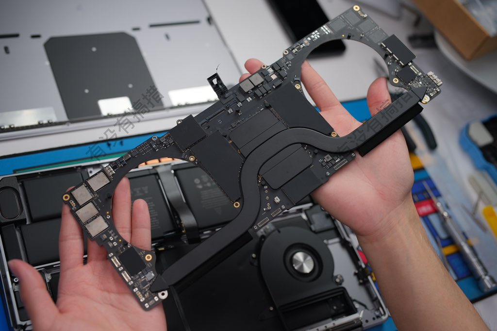 M1-Max-MacBook-Pro-disassembly-1.jpg