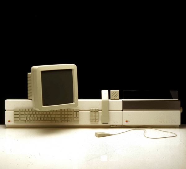 Mac%20Professional%20Workbench%20(1983)%20Konzipiert%20mit%20kabellosen%20Interfaces%20(1).JPG
