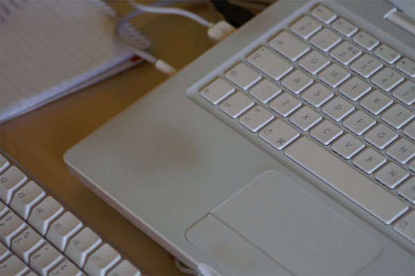 macbook-discoloration1.jpg