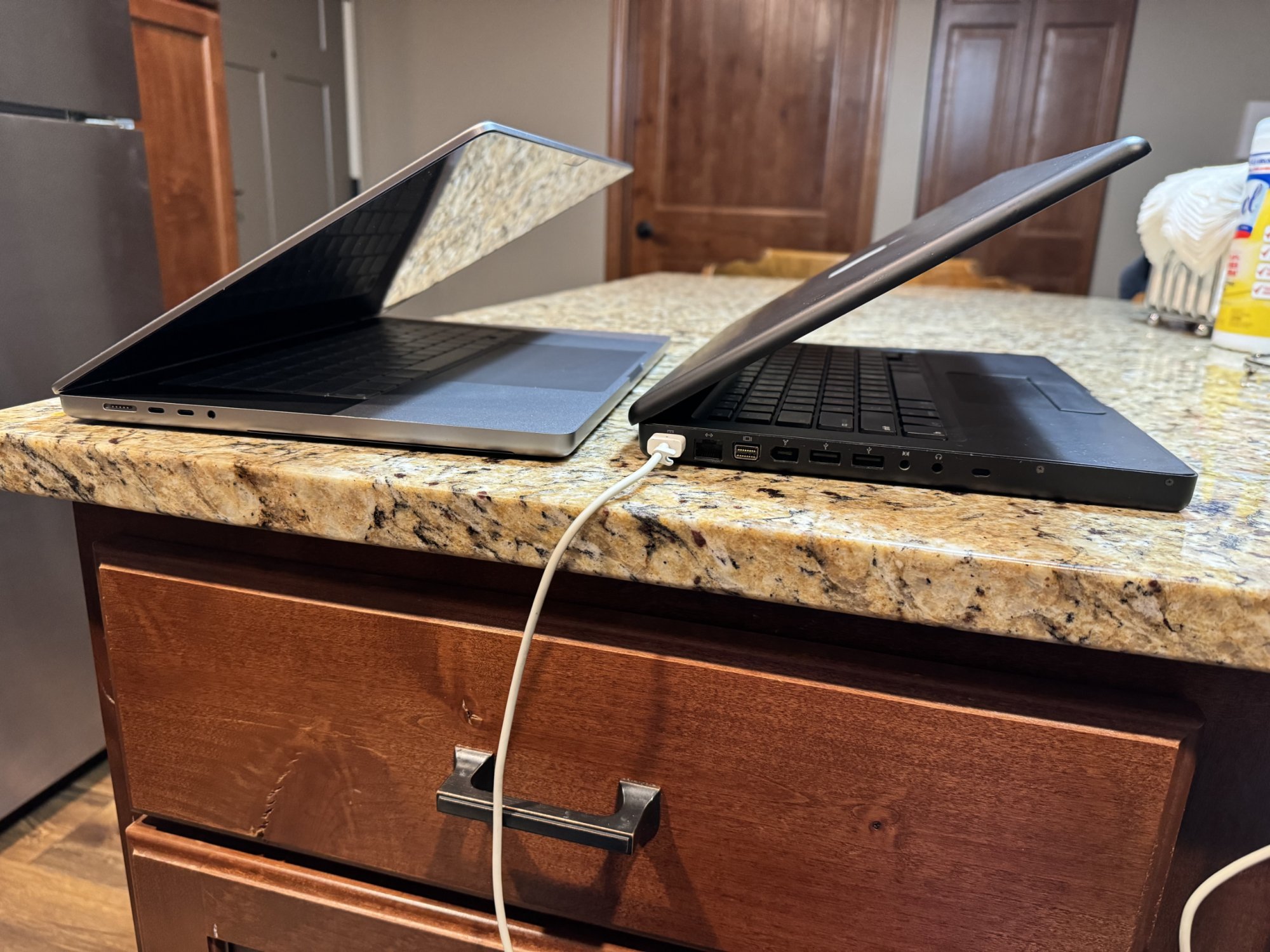 MBP16M1_vs_BlackBook_side.jpg
