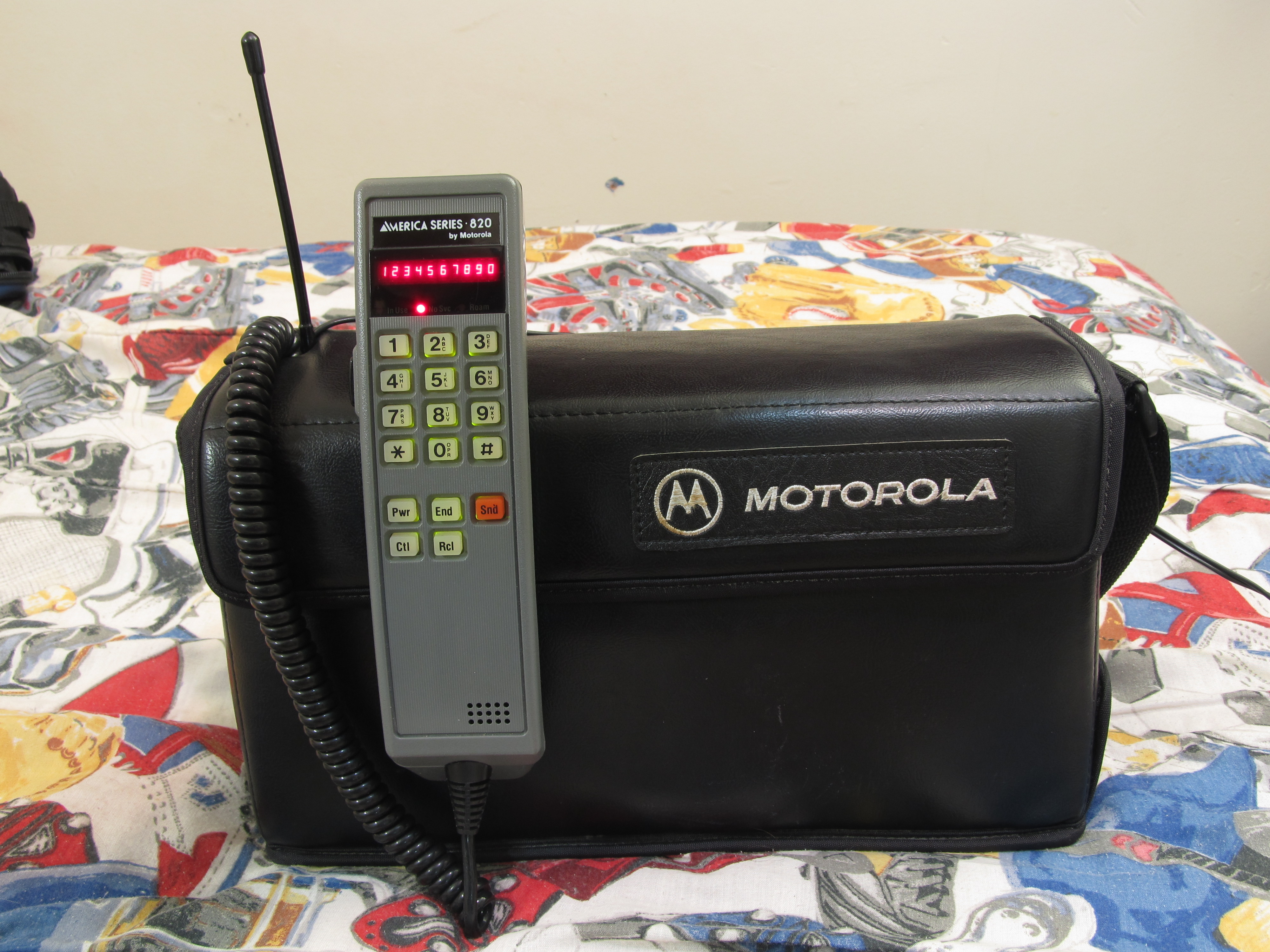 Motorola_America_Series_820_Bag_Phone.JPG
