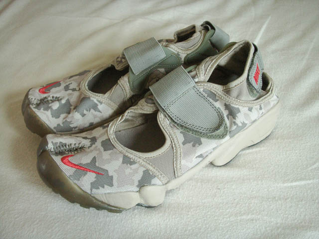 NikeSplitToe.jpg