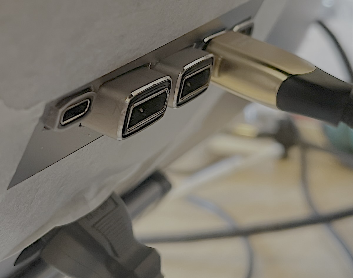 R1820RearSockets.jpg