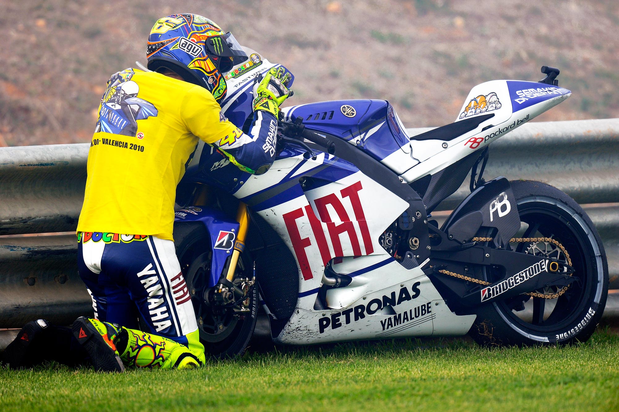 Rossi-goodbye-kiss-Yamaha-YZR-M1.jpg