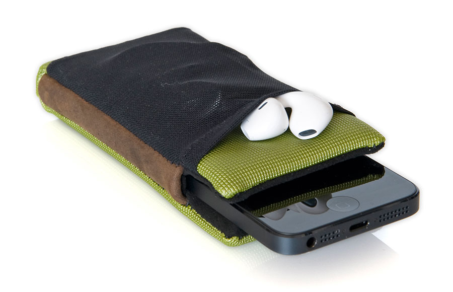 smartcase_iphone5_pocket_earpods_lg.jpg