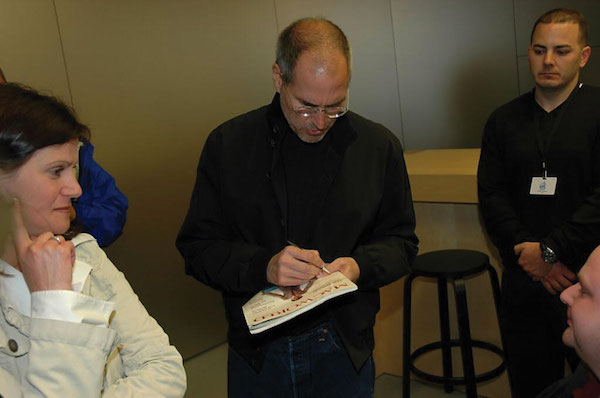 macworld-steve-jobs-signing.jpg