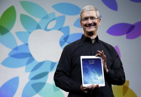 tim-cook-ipad.jpg