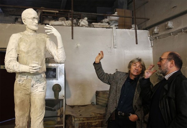 Steve-Jobs-Statue-The-Making-Of-11-600x413.jpg