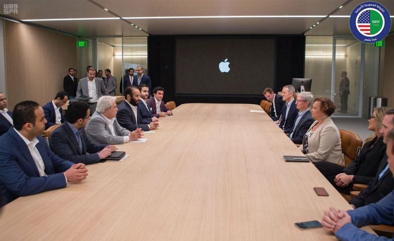 saudi-officials-apple-park-800x489.jpg