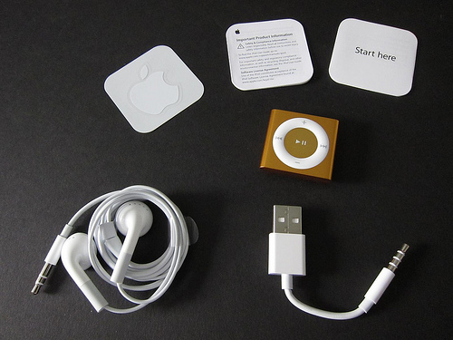 103304-4gen_ipod_shuffle_unbox_2.jpg
