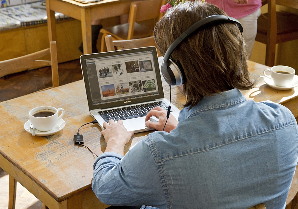 dacmagic-xs_-over-shoulder-with-macbook-1382975328.jpg