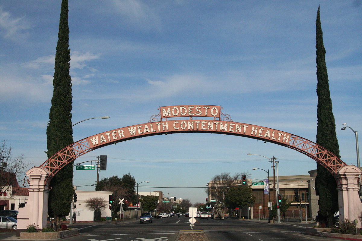 1200px-Modesto_Arch.JPG