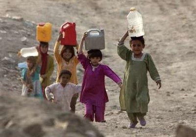 afghanistan-children-carry-water.jpe