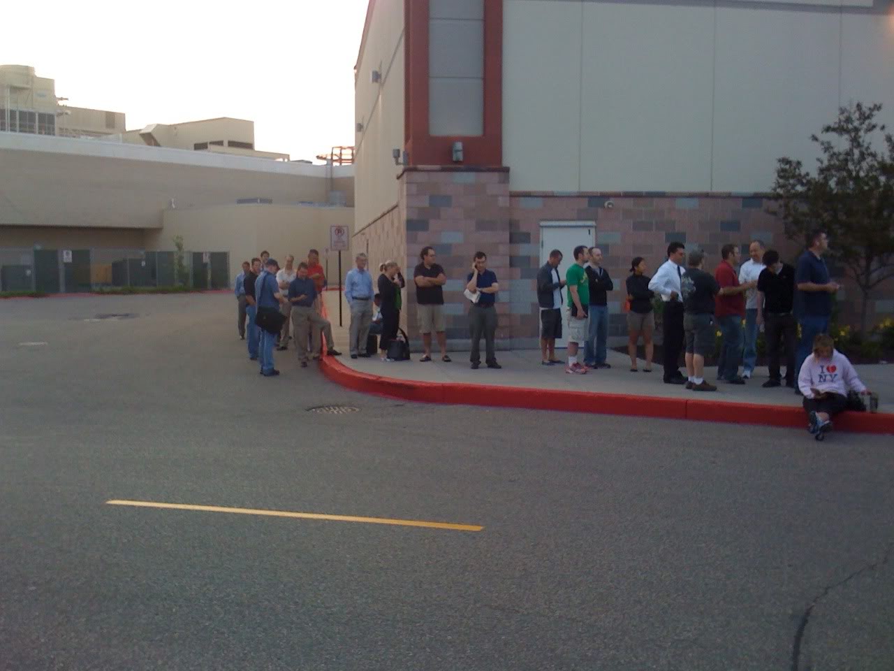 iPhone-4-launch-Southdale3.jpg