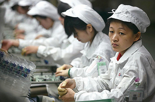 500x_3foxconn-workers.jpg