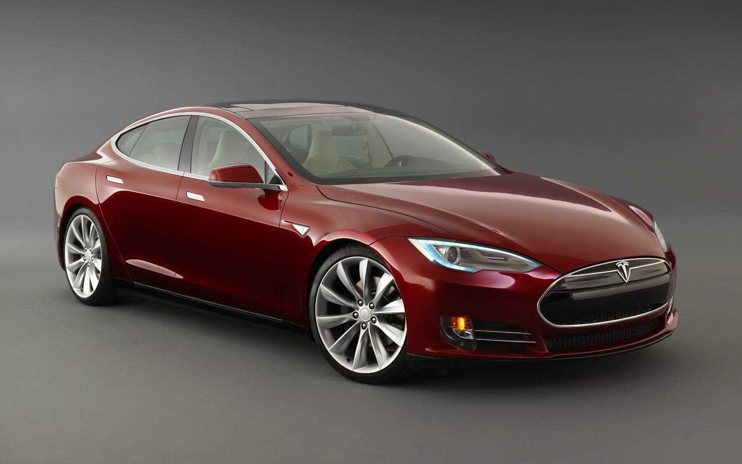 Tesla-Model-S-Signature-red-right-front.jpg