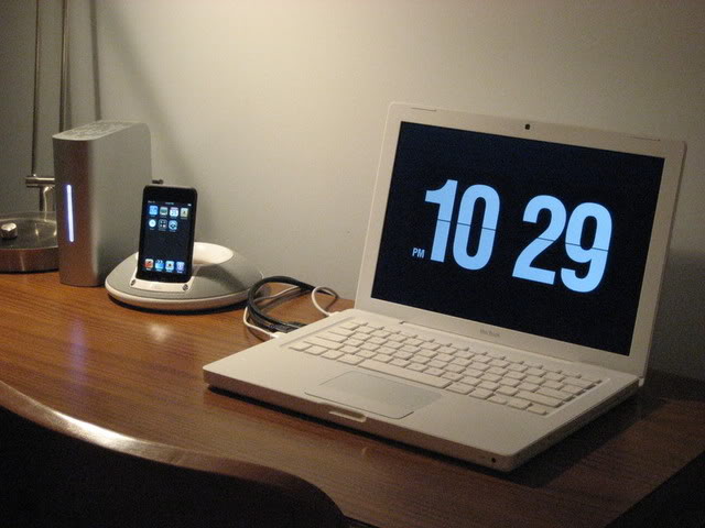 Вывод времени на экран. Компьютер в спящем режиме. Часы на компьютерный стол. Часы Mac. Часы на макбуке.