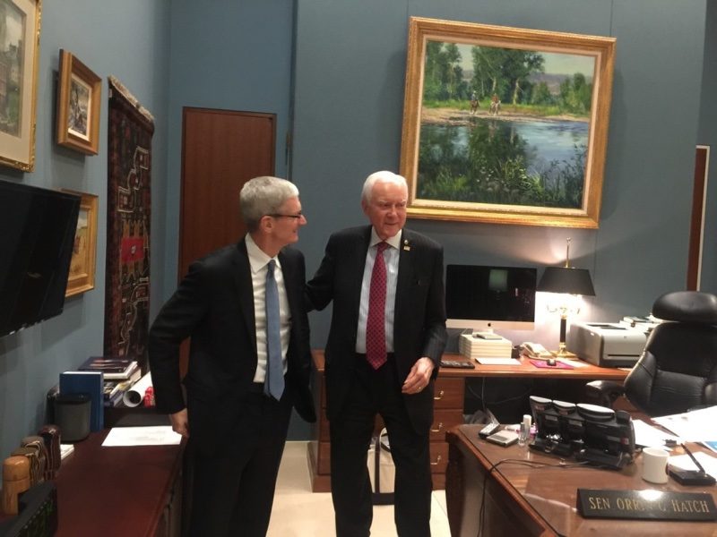 timcookorrinhatch-800x600.jpg