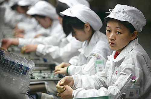 500x_3foxconn-workers.jpg