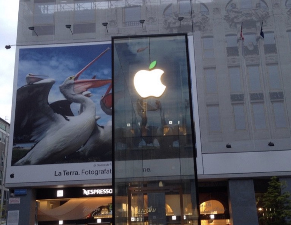 milan-apple-store-earth-day.jpg