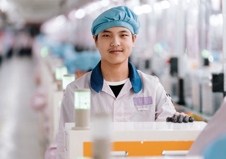 iphone-production-line-operator-china.jpg