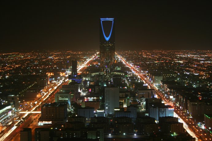 Kingdom_Tower_at_night.jpg
