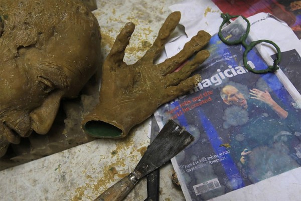 Steve-Jobs-Statue-The-Making-Of-8-600x401.jpg