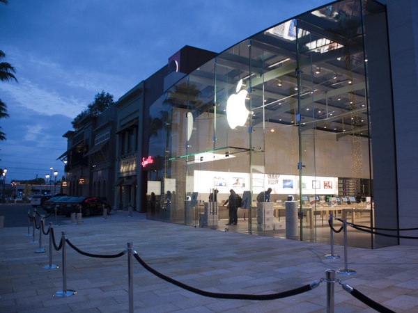 007_AppleStoreOpening_031612_MCW.jpg