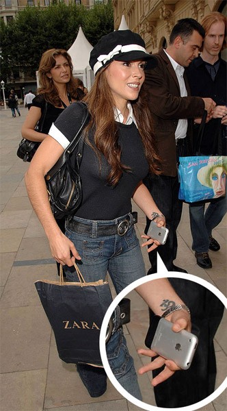 alyssa_milano_with_iphone.jpg
