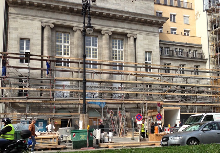 apple_store_berlin_scaffolding.jpg