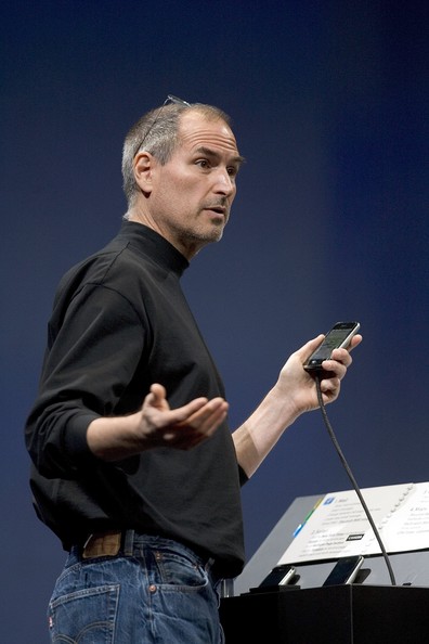Steve+Jobs+Unveils+Apple+iPhone+MacWorld+Expo+66QgDsbcdlYl.jpg