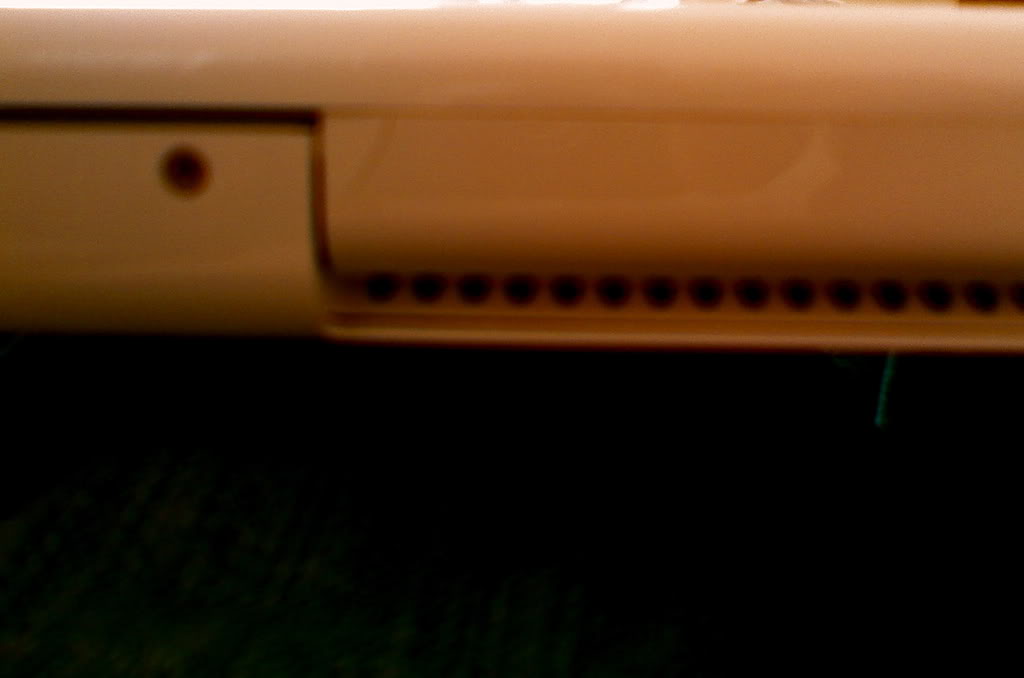 MacBookHingeCrack1-1.jpg