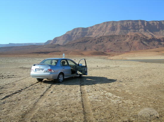 car-in-the-middle-of-no-where-nador.jpg