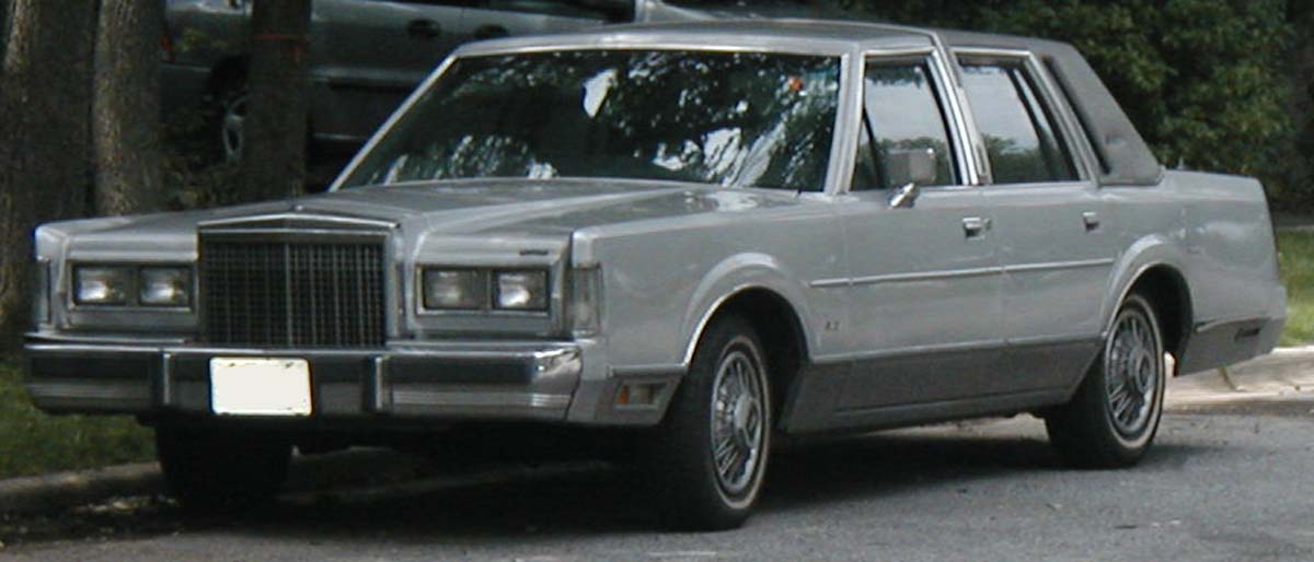 1985_Lincoln_Town_Car.jpg