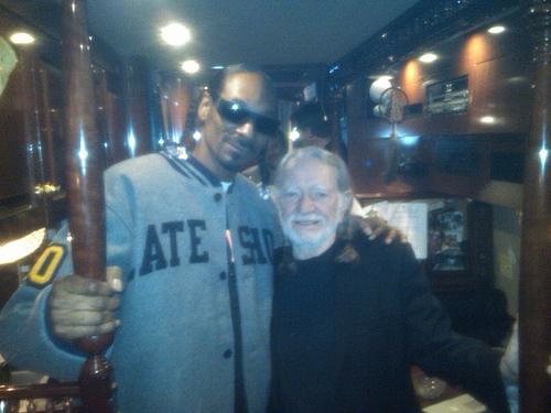 Snoop-Dog-Willie-Nelson-tour-bus.jpg