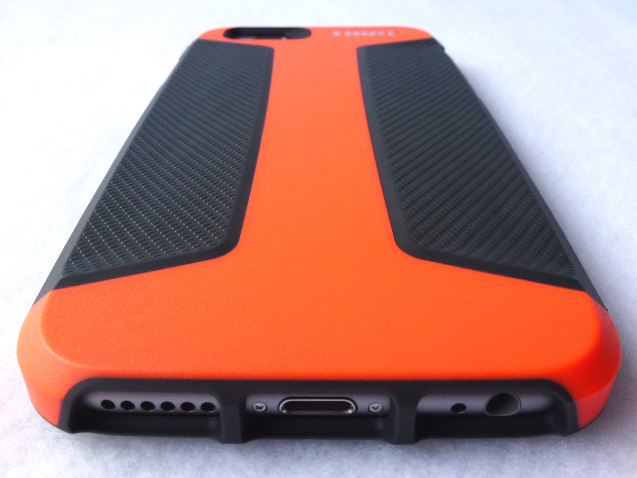 Thule-Atmos-X4-for-iPhone-6-Back-Bottom.jpg
