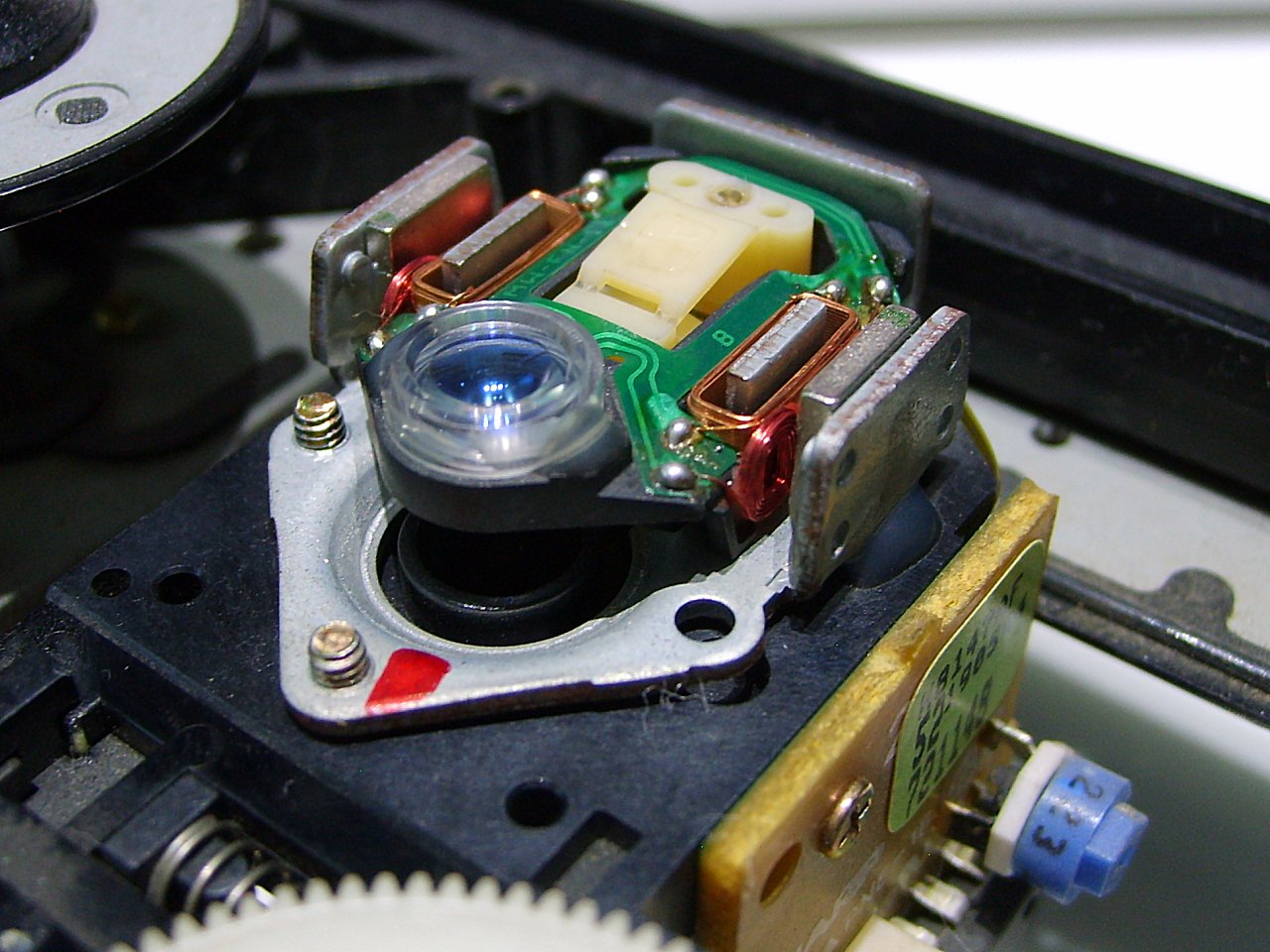 CD_Player_focusing_lens_assembly.jpg