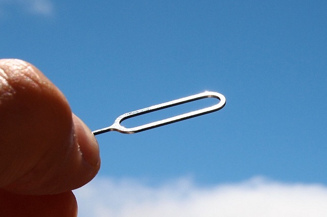 apple-liquidmetal-sim-ejector-pin.jpg