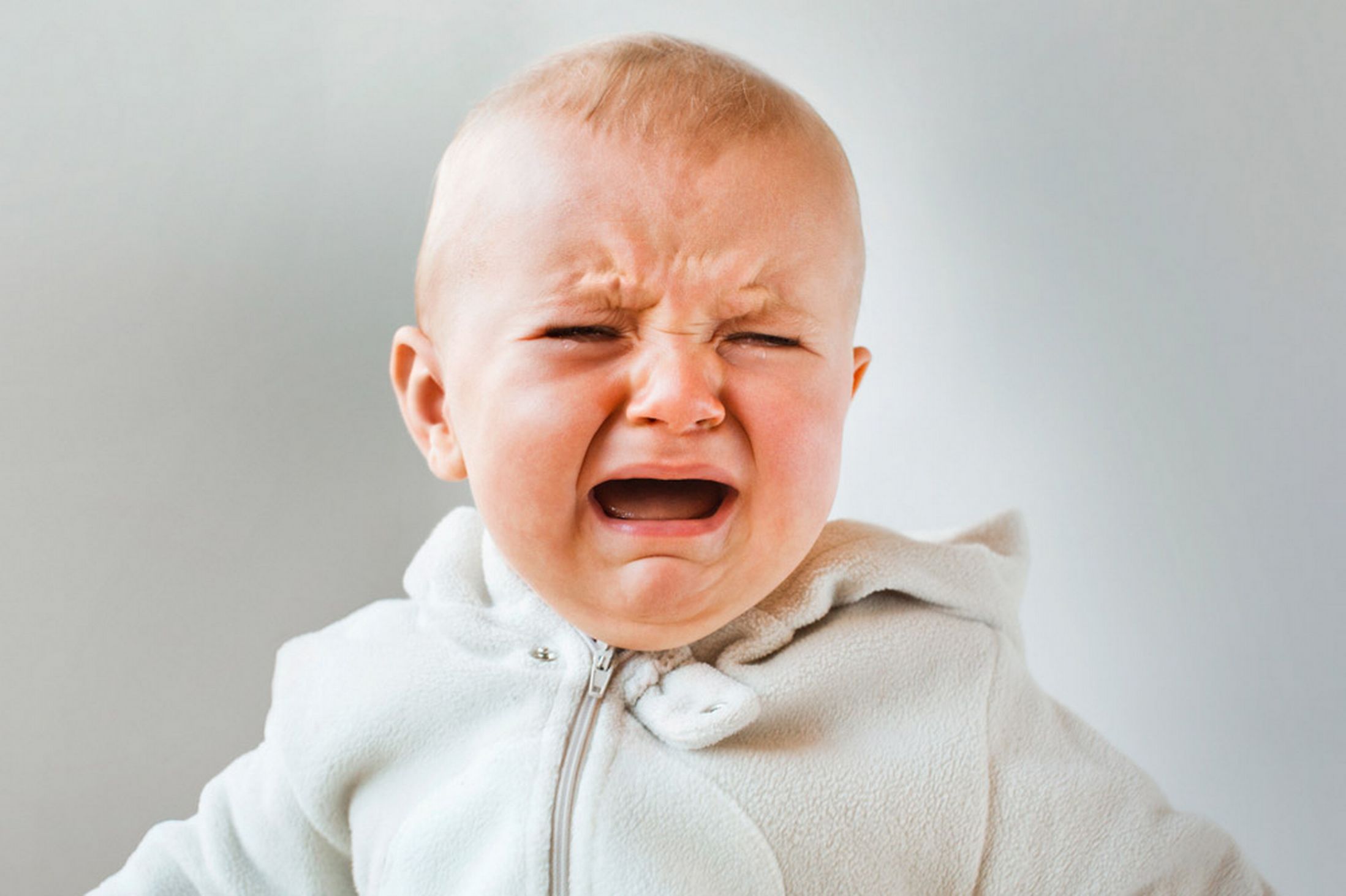 Ребенок плачет когда выходишь. Малыш плачет. Плачущий малыш. Маленький ребенок плачет. Плачащий ребе.