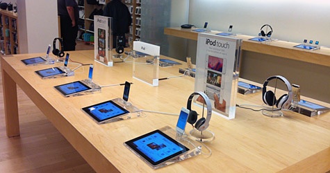 white_black_ipod_touch_apple_retail_store.jpg