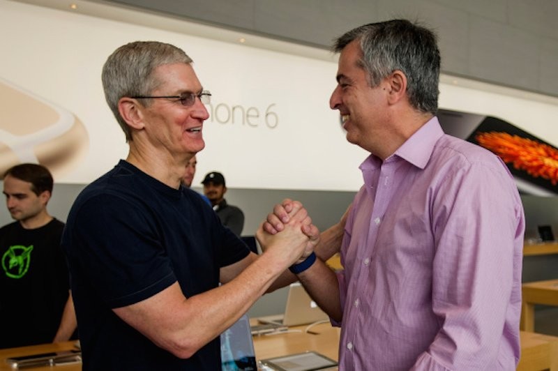 Tim-Cook-Eddy-Cue-800x532.jpg
