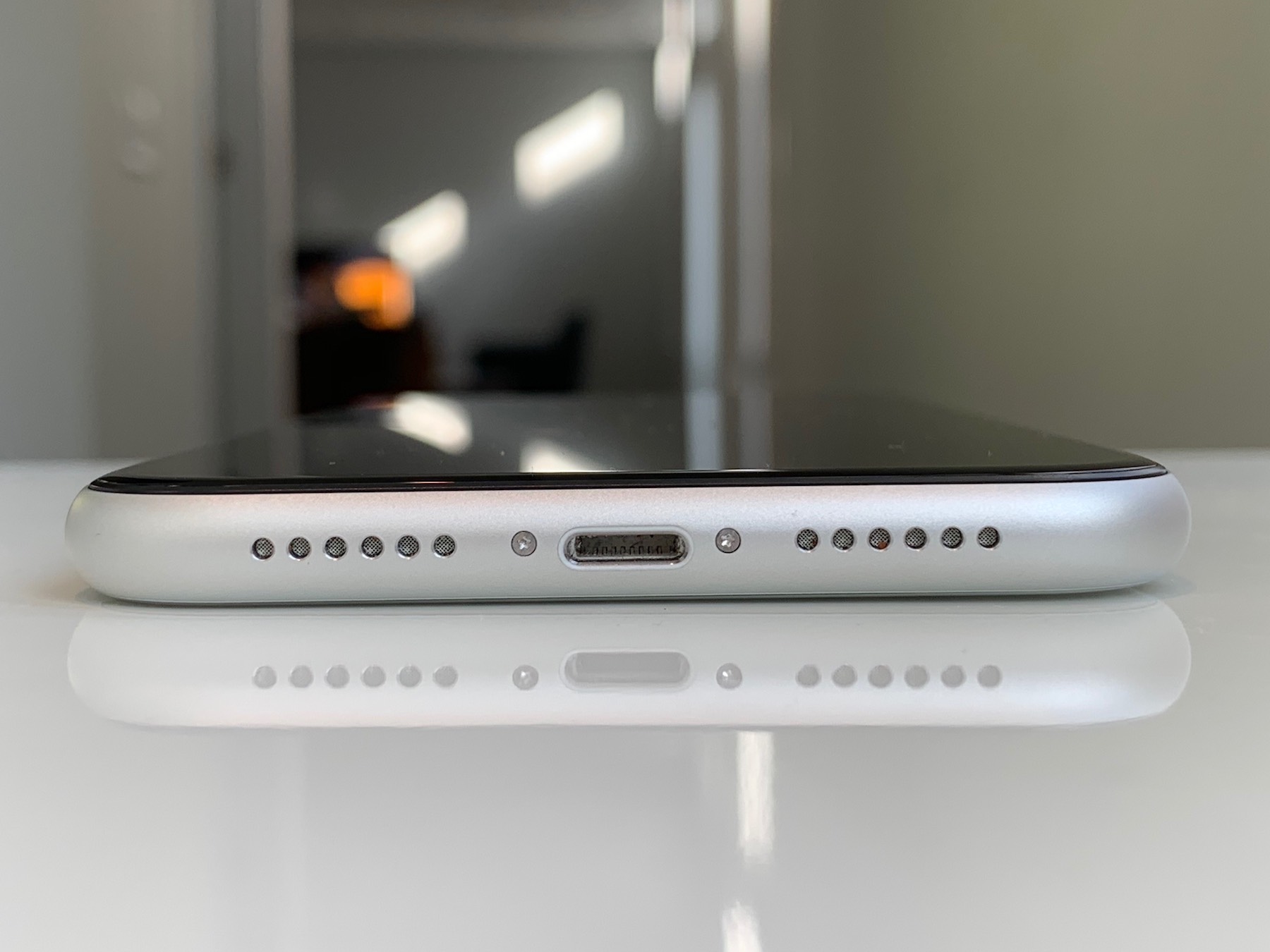 iphone-xr-lightning-port.jpg