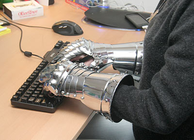 a96b_medieval_steel_gauntlets_atdesk.jpg