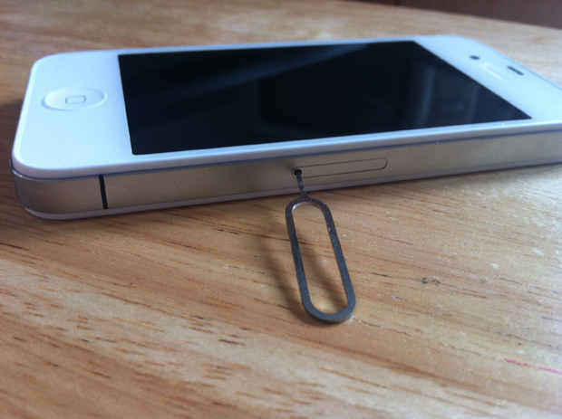 04-iphone-4_4s-sim-slot.png