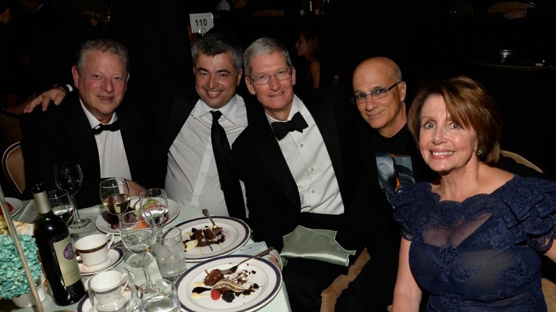 tim-cook-eddy-cue-grammy-800x450.jpg