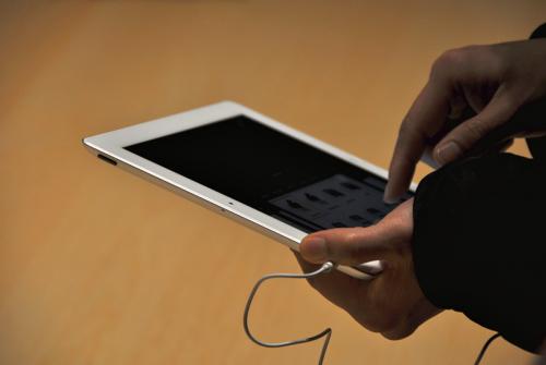 211508-ipad2_hands_800_500.jpg