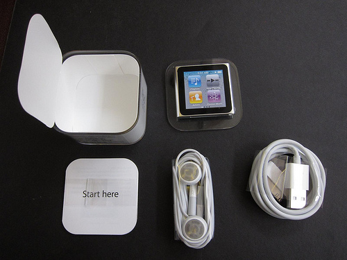 104709-6gen_ipod_nano_unbox.jpg
