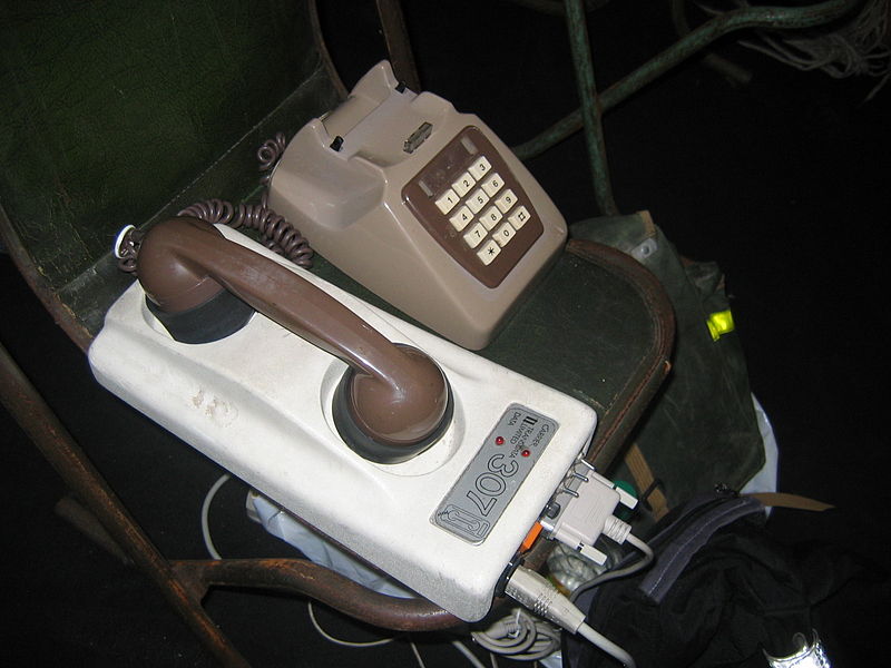 800px-Analogue_modem_-_acoustic_coupler.jpg