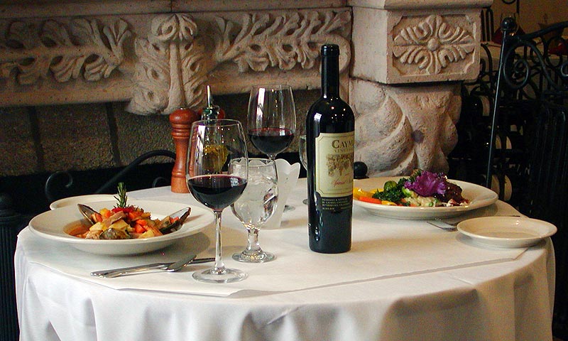 la_pentola_table_5x3_0.jpg